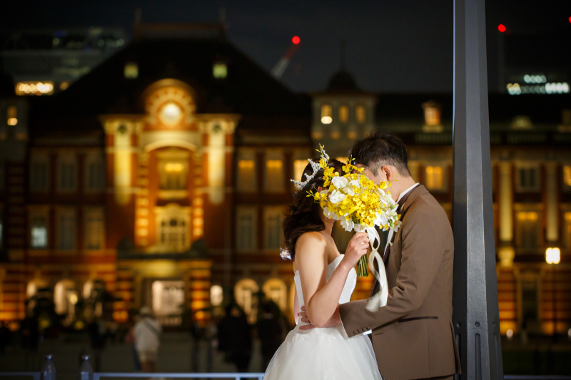 ブーケで顔を隠して