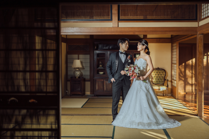 和室の光の中で向き合う黒タキシードとドレス