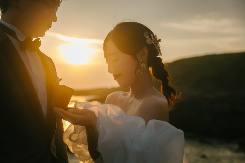 指輪を見つめる幸せなまなざし