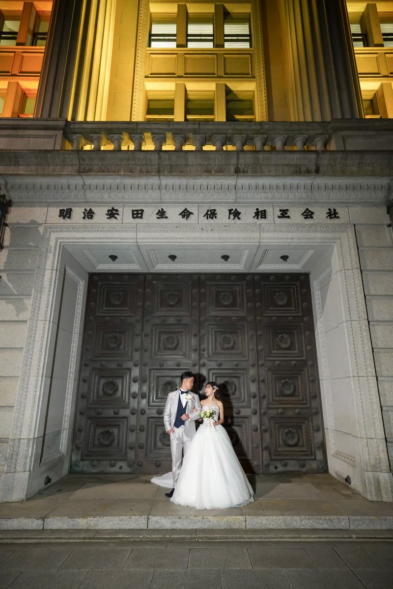 大きな扉の前で