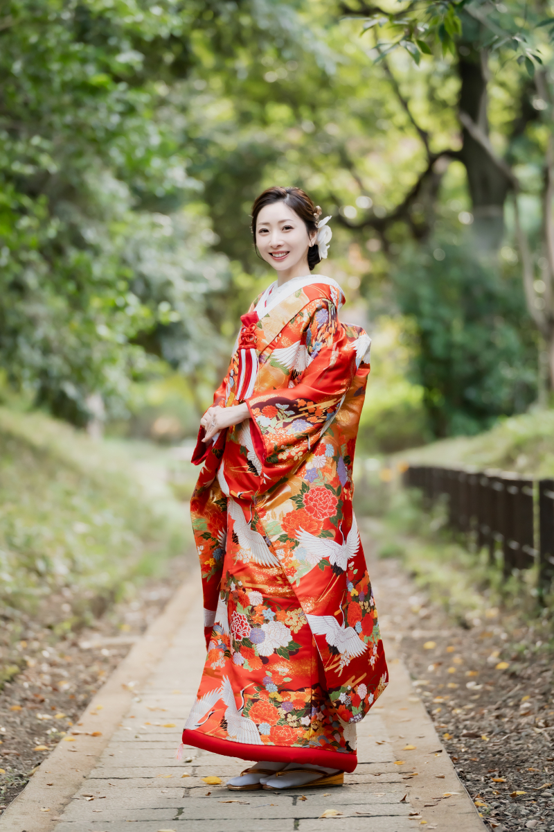 小径に立つ色打掛の余裕