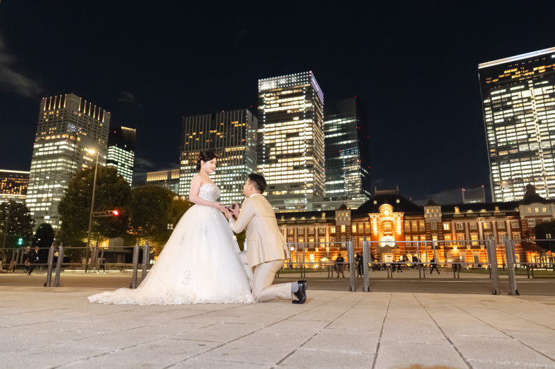 片膝をついて手を取る新郎様の誠実さ