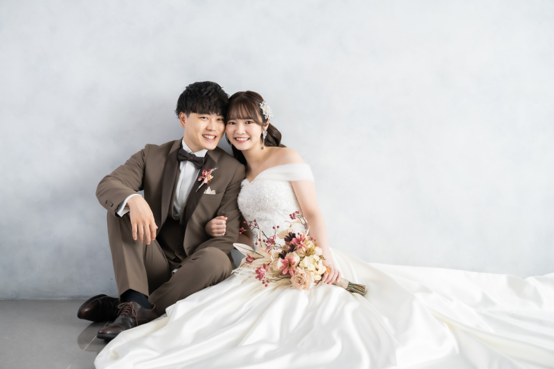 寄り添って座る距離が近い関係