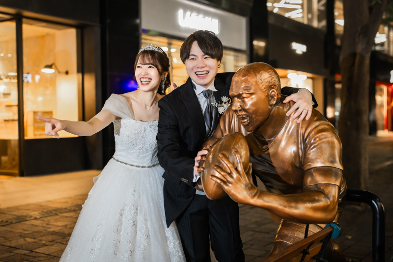 像に寄り添いはしゃぐお二人