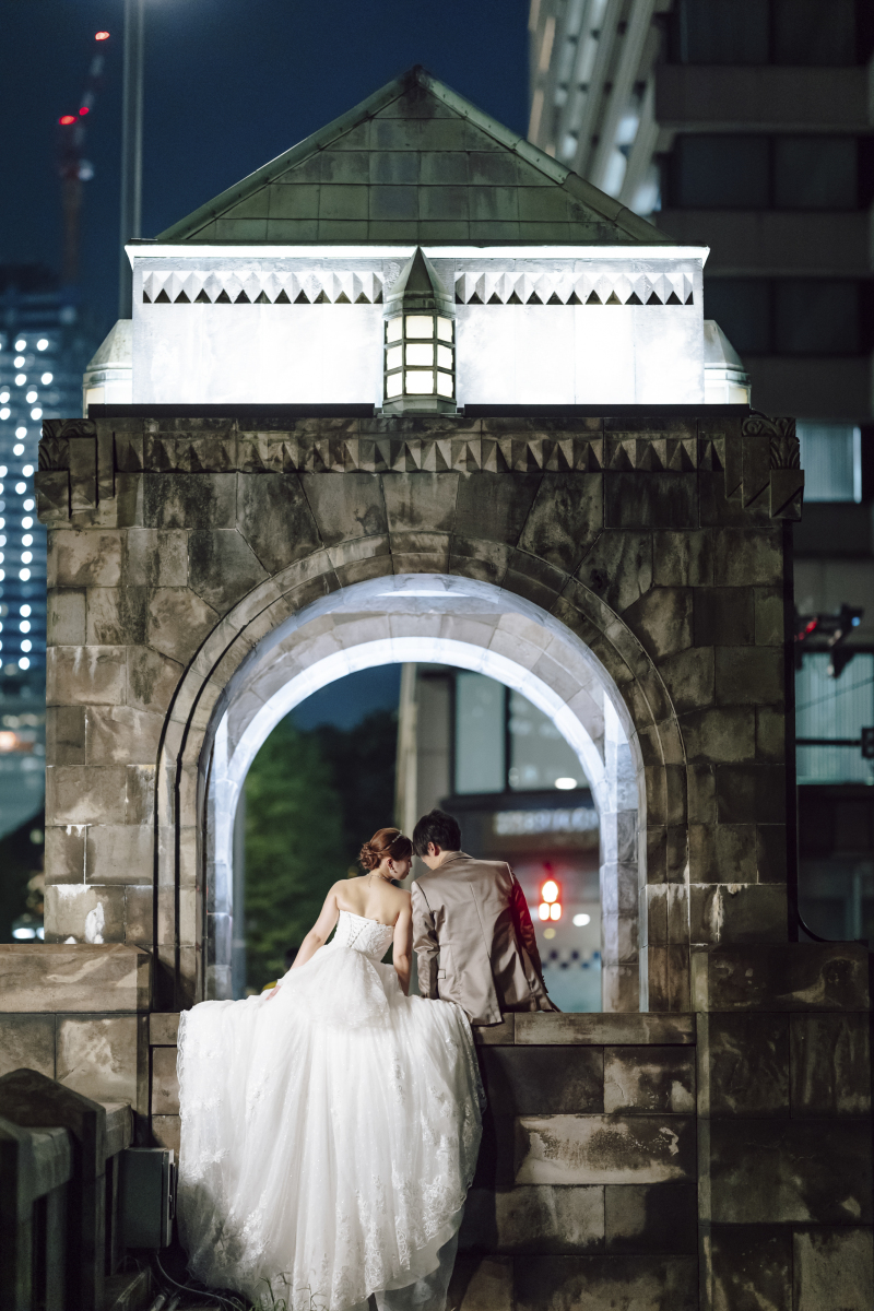 そっと肩を寄せ合い...