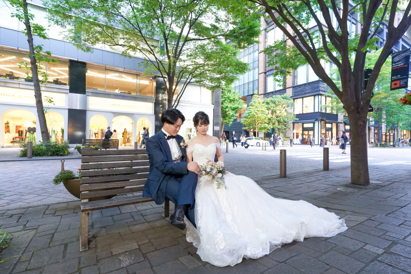 丸の内仲通りでベンチに腰を下ろしての撮影♪