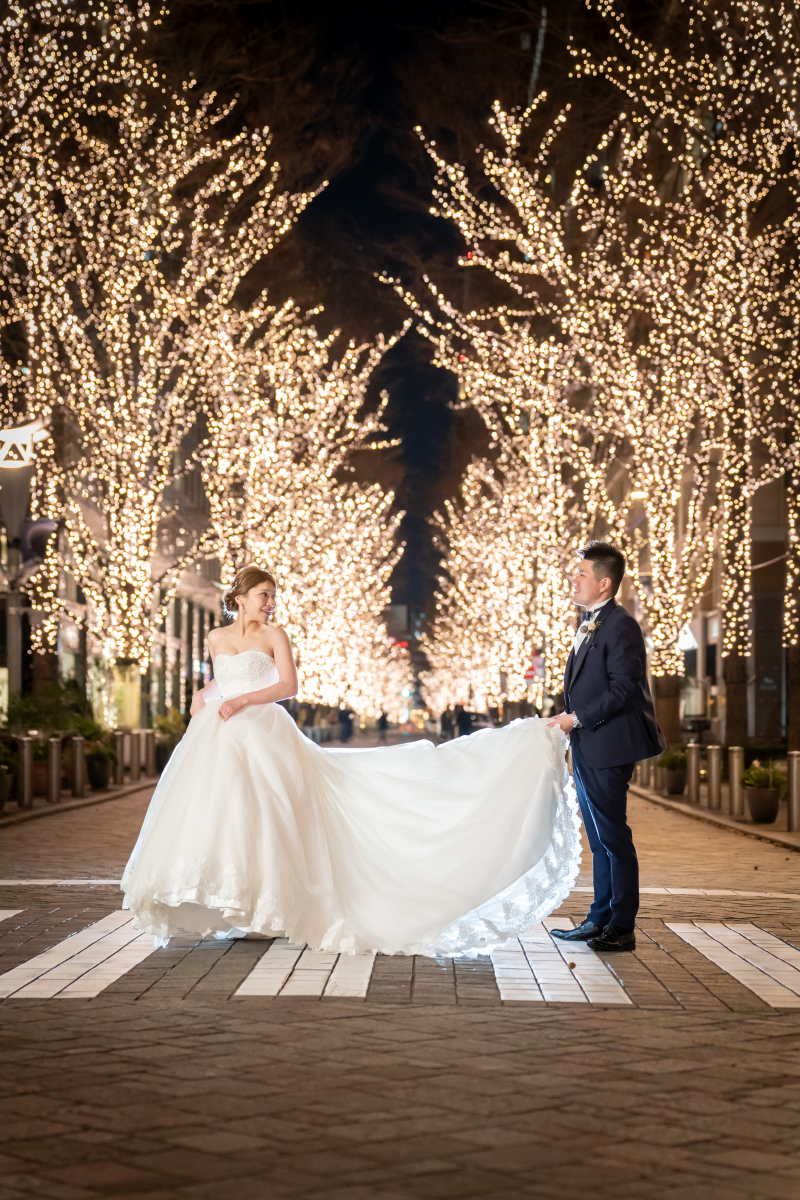 イルミネーションを背景に