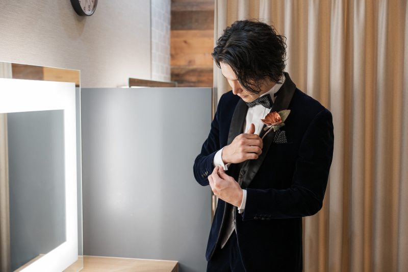 視線を落として集中する身支度