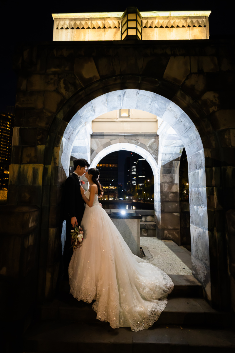 アーチの中で寄り添う白いトレーン