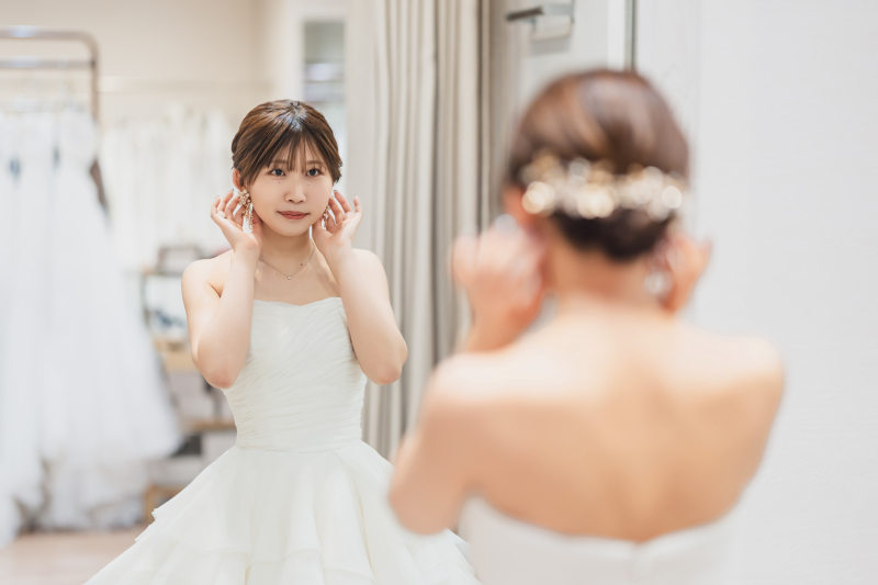 鏡越しに広がるドレス姿にドキドキ