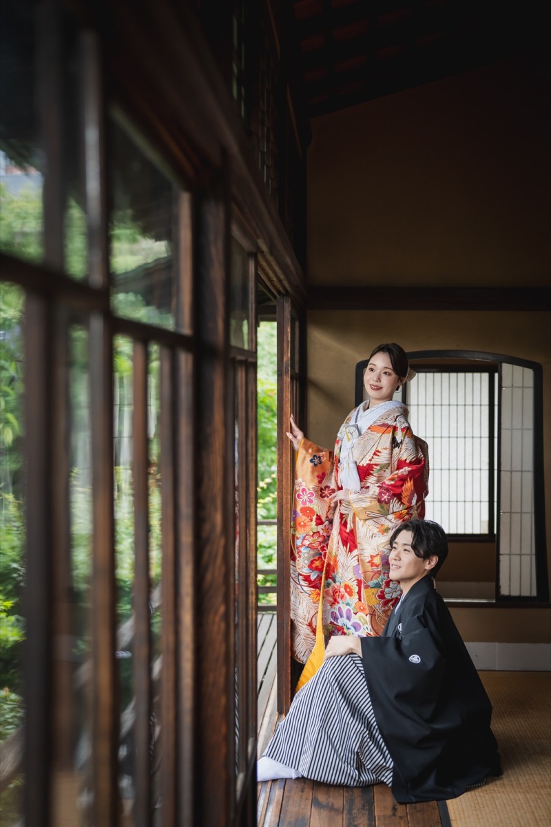 見下ろすまなざしと見上げる笑み