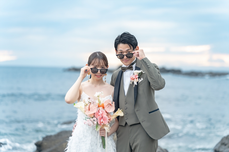 サングラス越しに並ぶ新郎新婦様