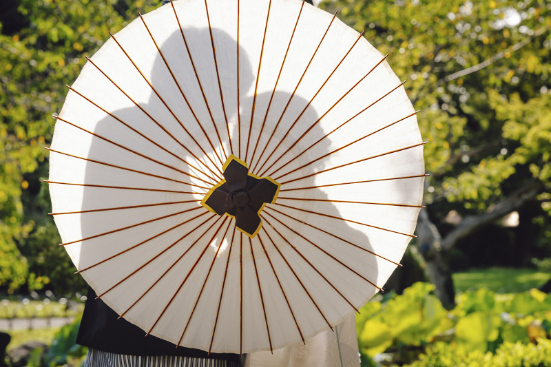 和傘でシルエットカット。