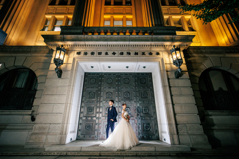 厳かな扉の前で