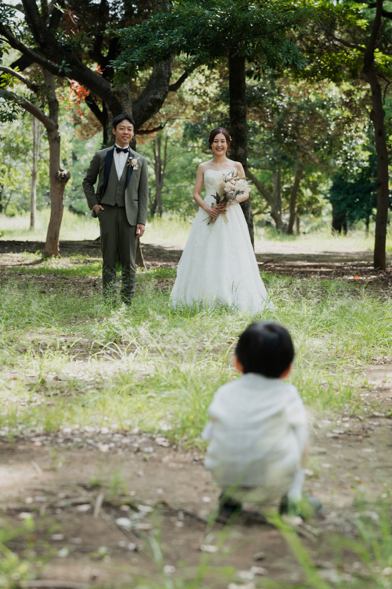 子どもの視線が弾む森のひと幕