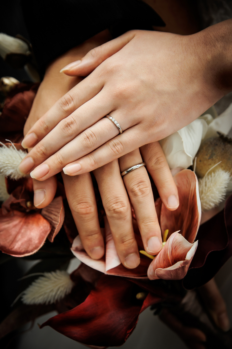 ブーケを背景に手元カット。