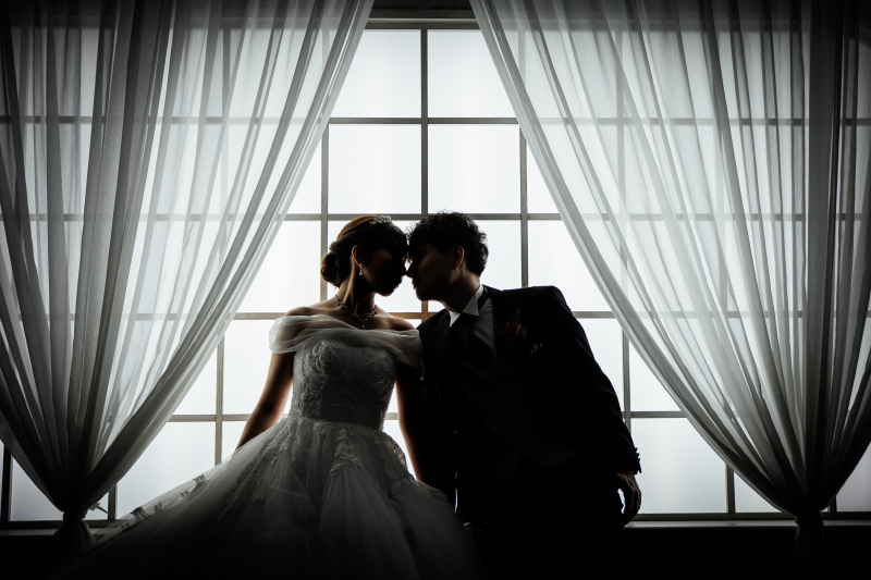 お鼻をチョン♪大きな窓でシルエット。