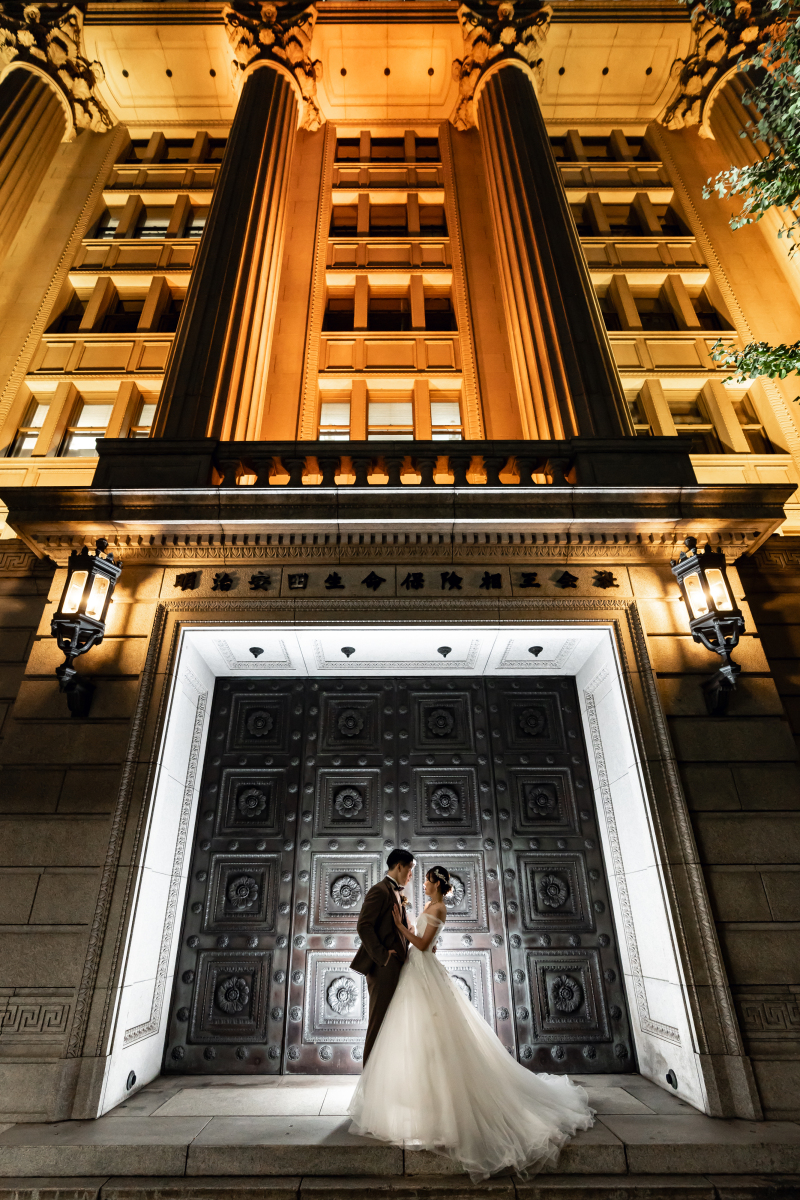 重厚な扉と上部の照明が二人を演出♡