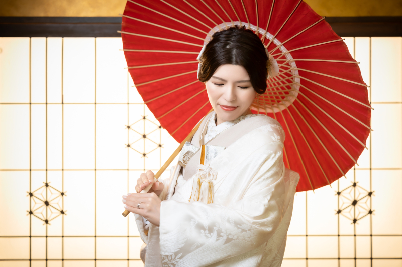 赤い和傘に映える、花嫁の美しさ