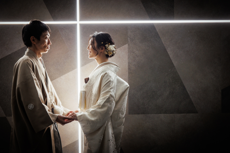 背後に輝く十字架