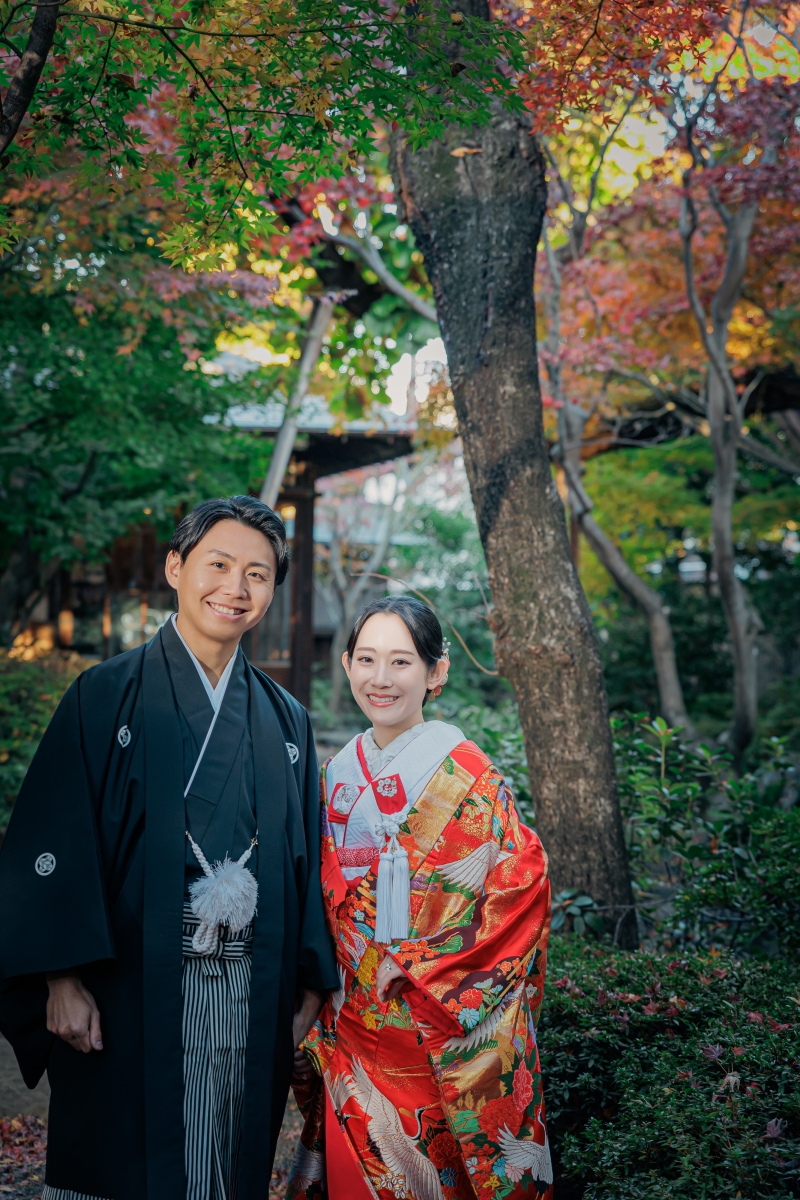 紅葉を背に並ぶ笑顔