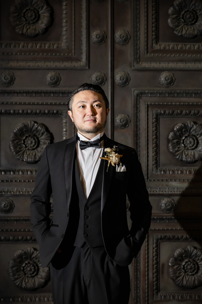 重厚な黒い扉が新郎様のソロにマッチ♪