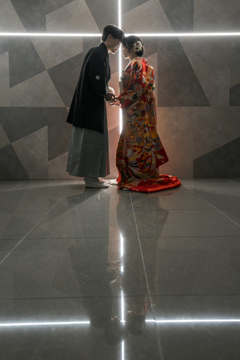 光の床に溶け込む静かな対峙