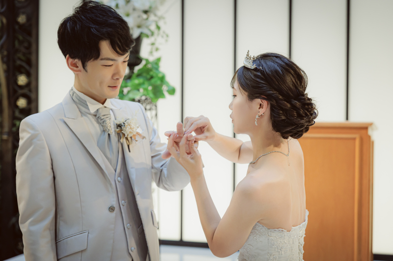 指先を伸ばし弾むリングの時間