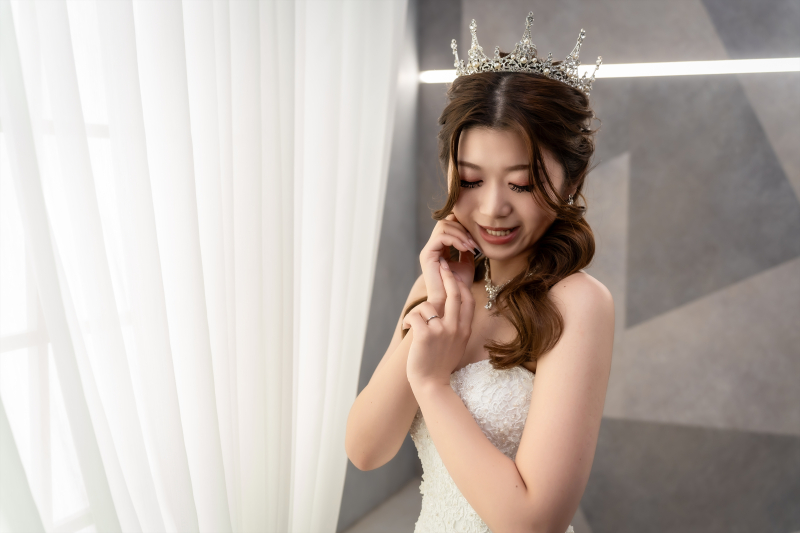 白にとけこむ微笑み