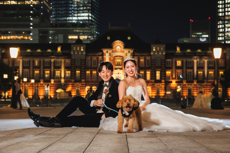 きらめく東京駅の夜、笑顔と絆が永遠を誓う