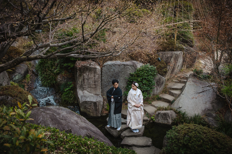 小さな滝を背景に