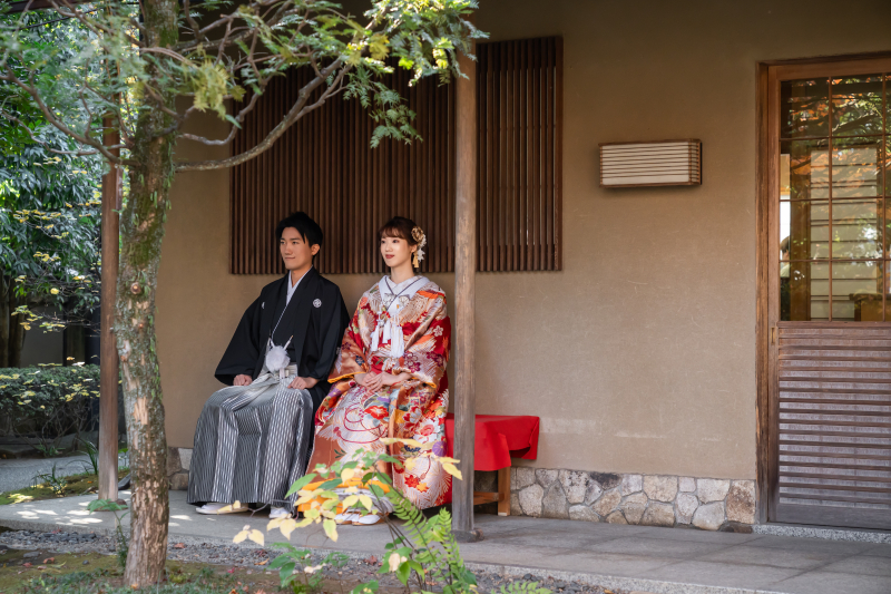 縁側で静かに並ぶ紋付羽織袴と色打掛