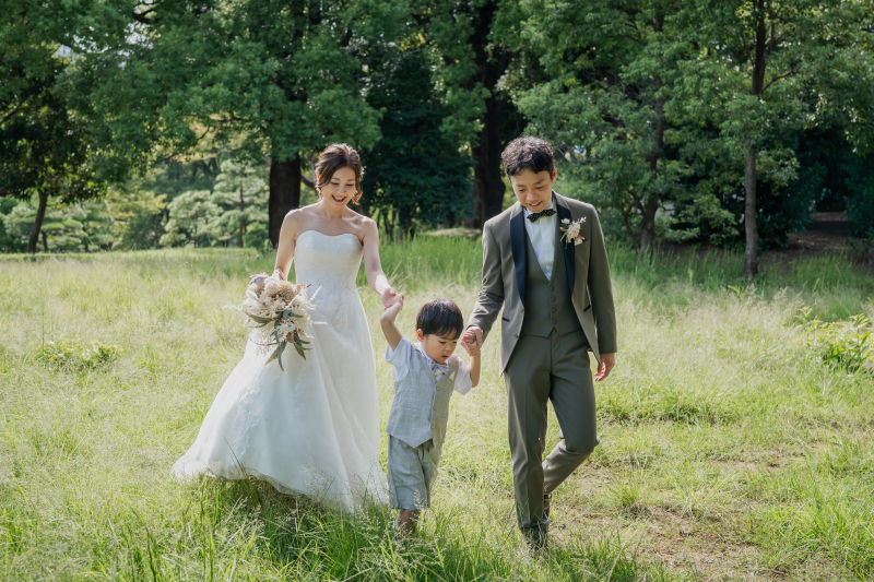 三人の歩幅が弾む草原の道