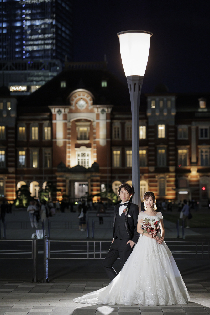 いいバランスの街灯と駅舎。