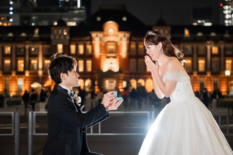 夜の東京駅前で驚きに満ちた新婦様の表情