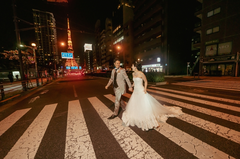 夜の横断歩道で手をつなぐ二人