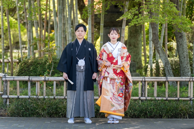 凛と並ぶ和装の佇まい