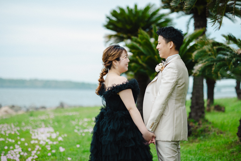 海辺でつなぐ視線