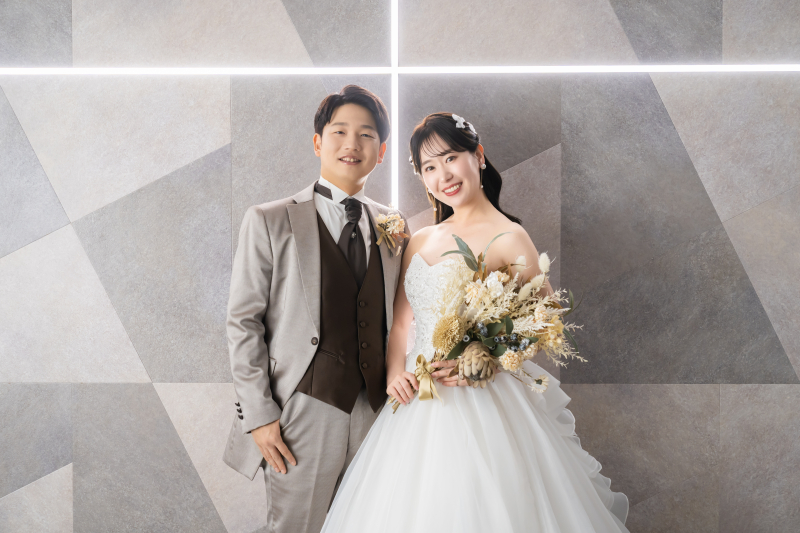 並んで正面を向いた晴れやかな出発