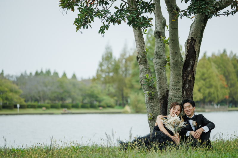 湖畔の草の上に腰を下ろし笑顔がほころぶ