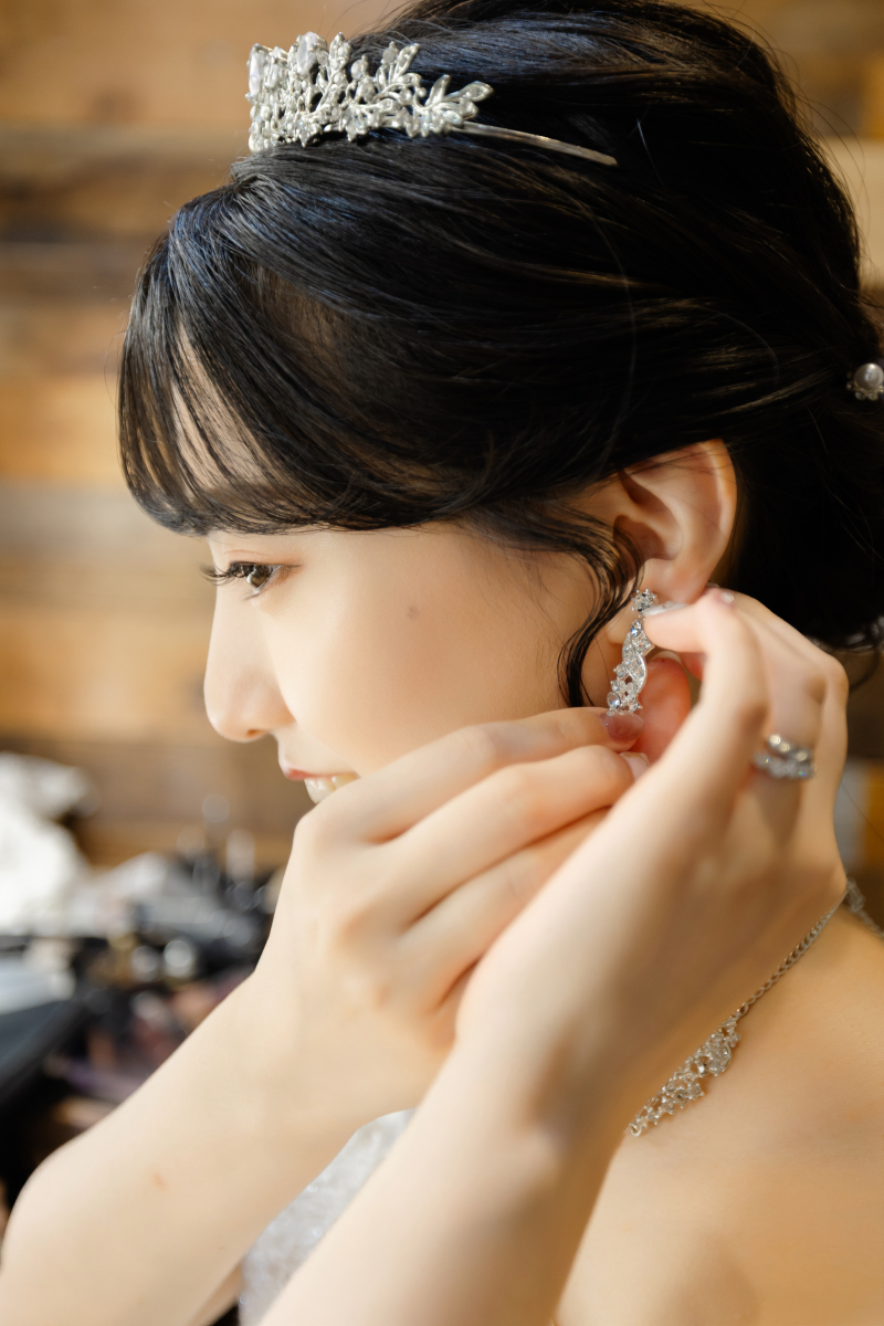 イヤリングを整えて横顔が定まる配置