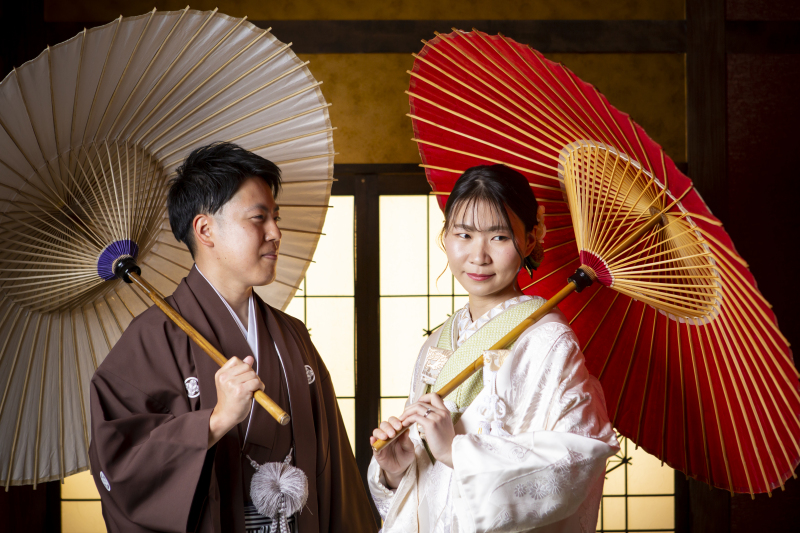 和室で和傘を使用して