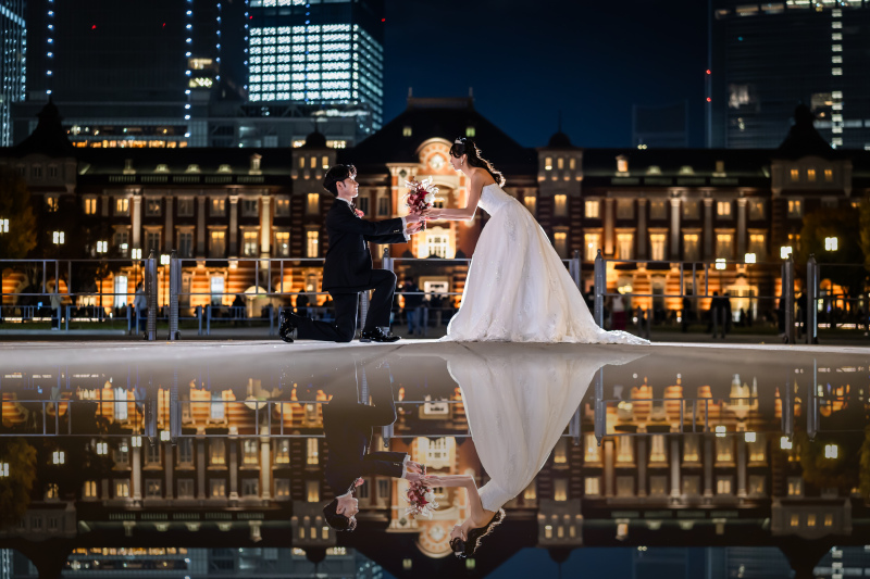 リフレクションに映る東京駅とふたり