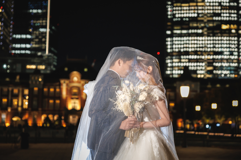 ベールの中に包まれた親密な二人の距離