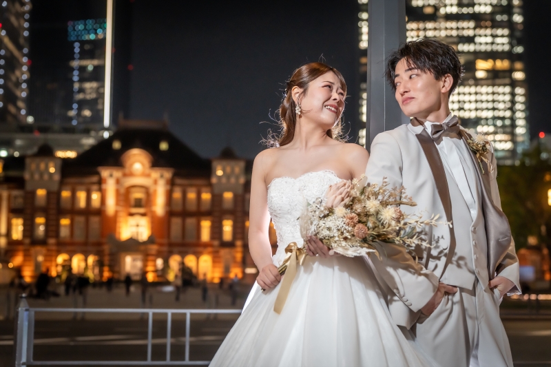東京駅を背に笑顔で並ぶふたり