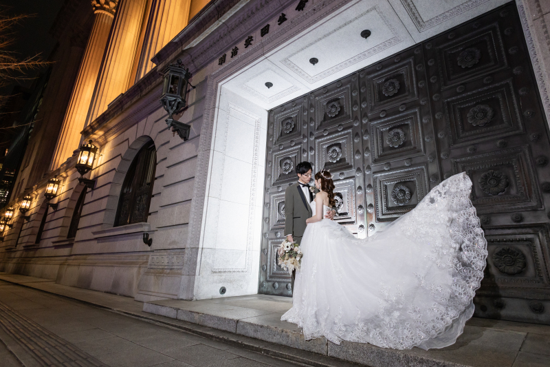 歴史的な門の前で