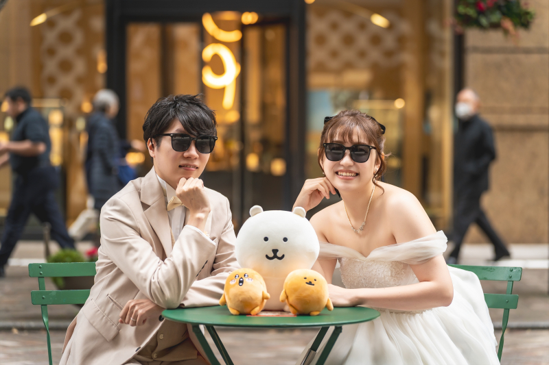 おそろいサングラスでテーブルに並ぶ