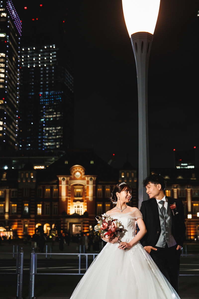 ロマンティックなシーンを演出してくれる街灯と駅舎