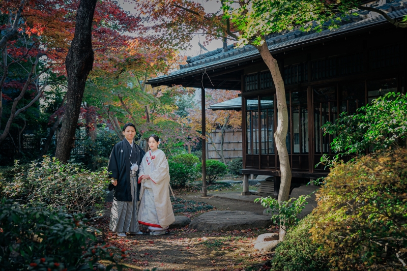 紅葉の庭に凛と並ぶ白無垢