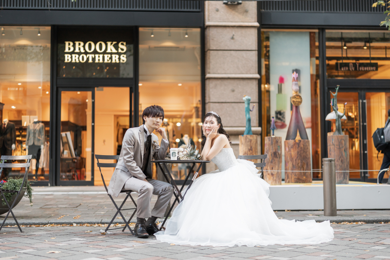 テラス席でほころびる明るい笑顔